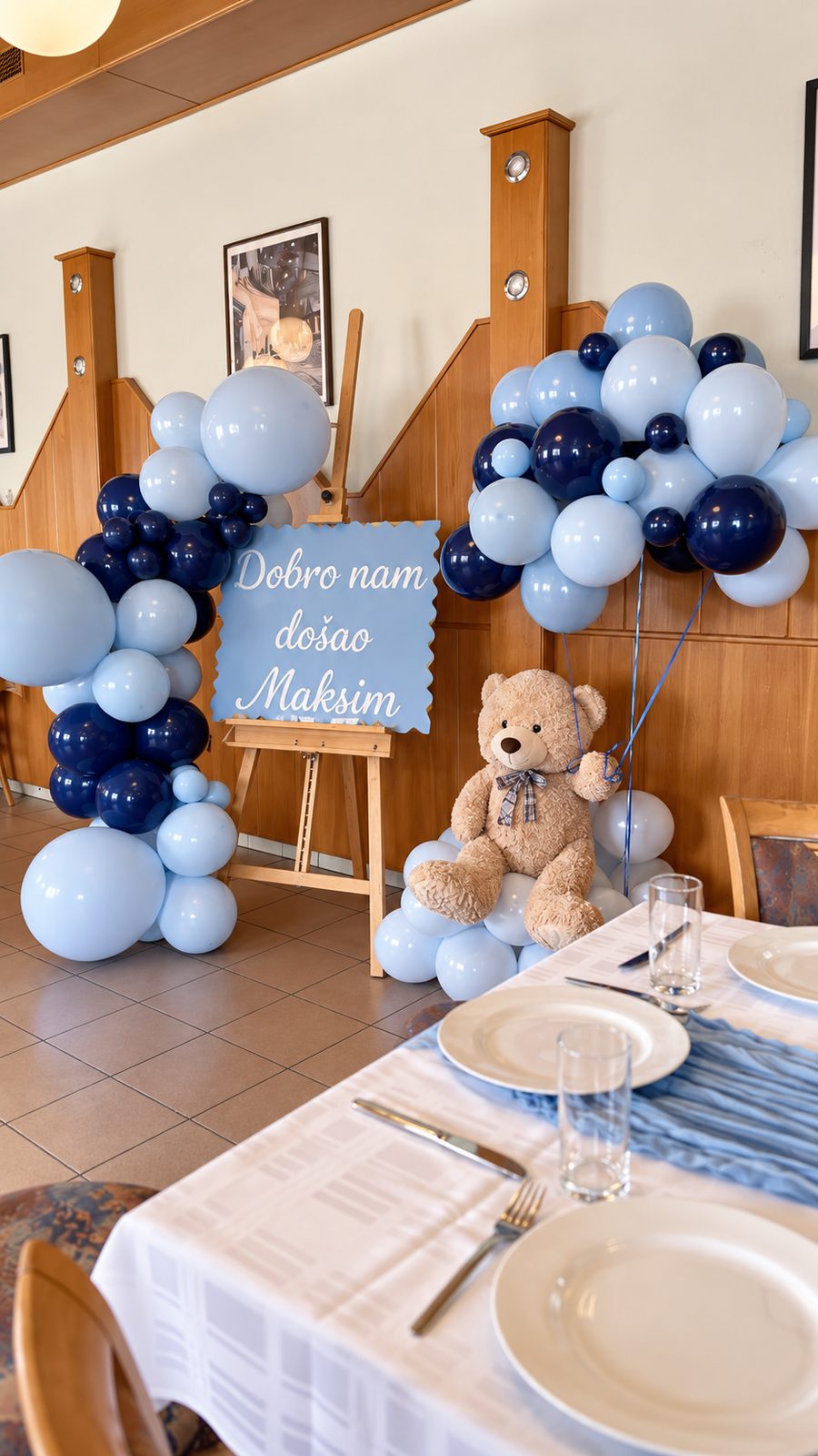 Babyparty-Deko mit blauen Ballons, Willkommensschild und Teddybär