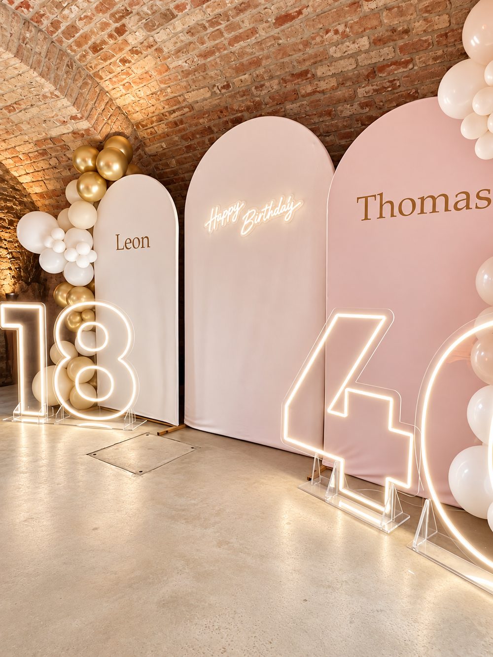 Geburtstagsdeko mit Torbögen, Neon-Zahlen 18 und 40 und Ballongirlande in Gold und Creme