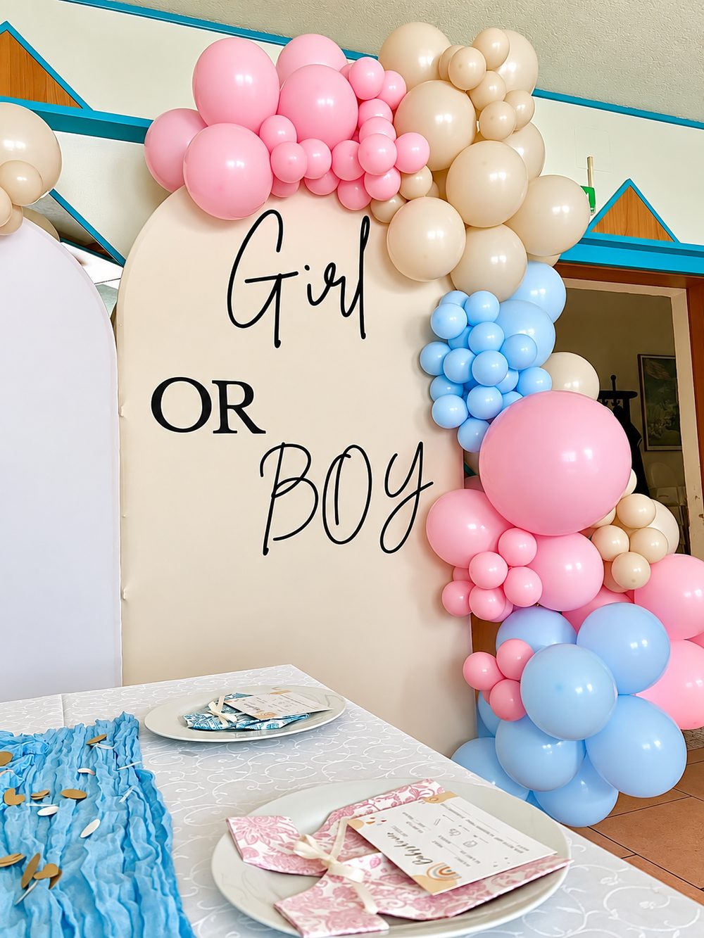 Gender-Reveal-Deko: Rundbogen „Girl or Boy“ mit Ballongirlande in Rosa, Blau und Sand