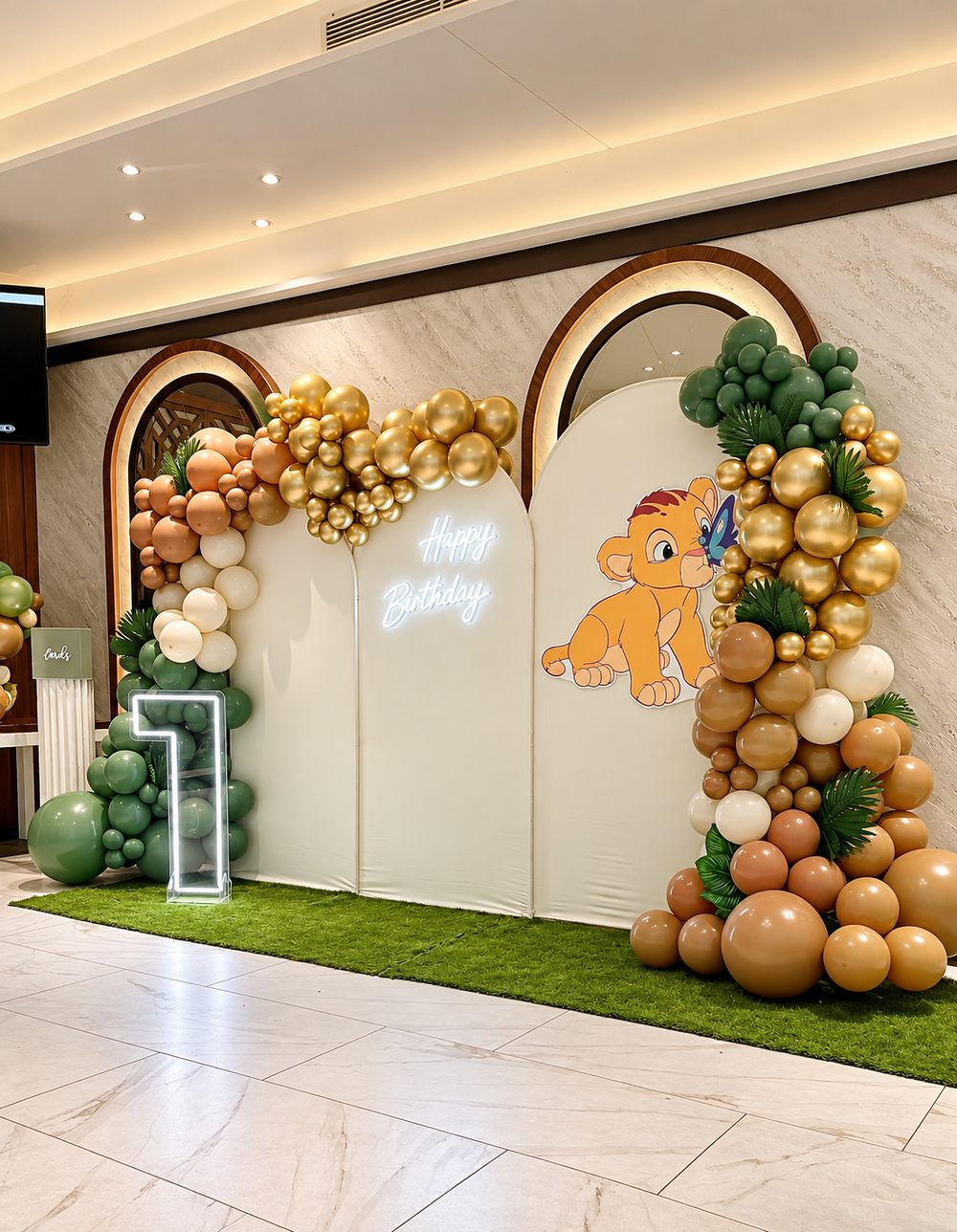 Kindergeburtstag zum 1. Geburtstag: Torbögen mit Ballongirlande in Grün, Gold und Karamell