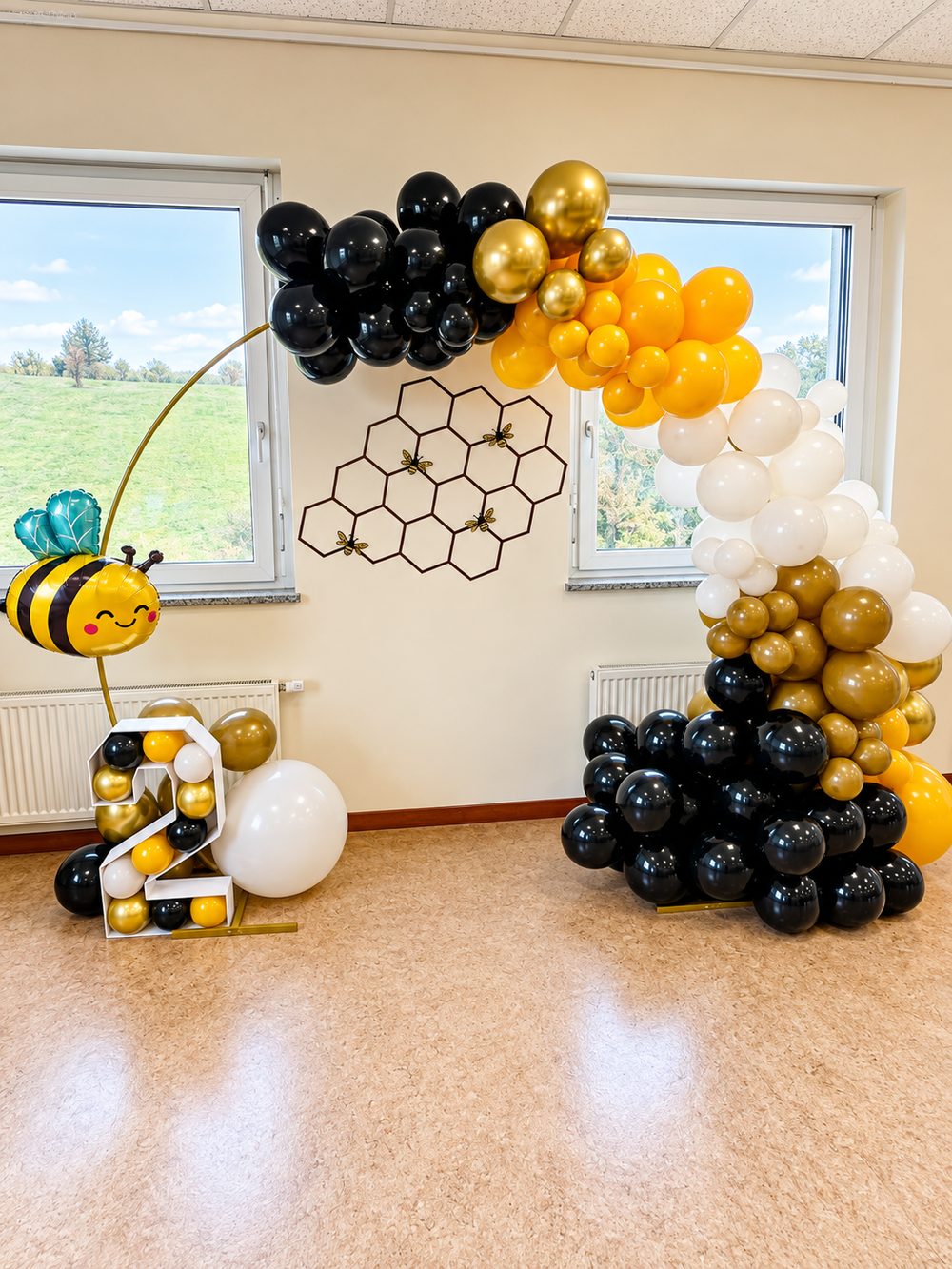 Kindergeburtstag im Bienen-Motto mit Ballonbogen in Schwarz, Gelb, Gold und Weiß